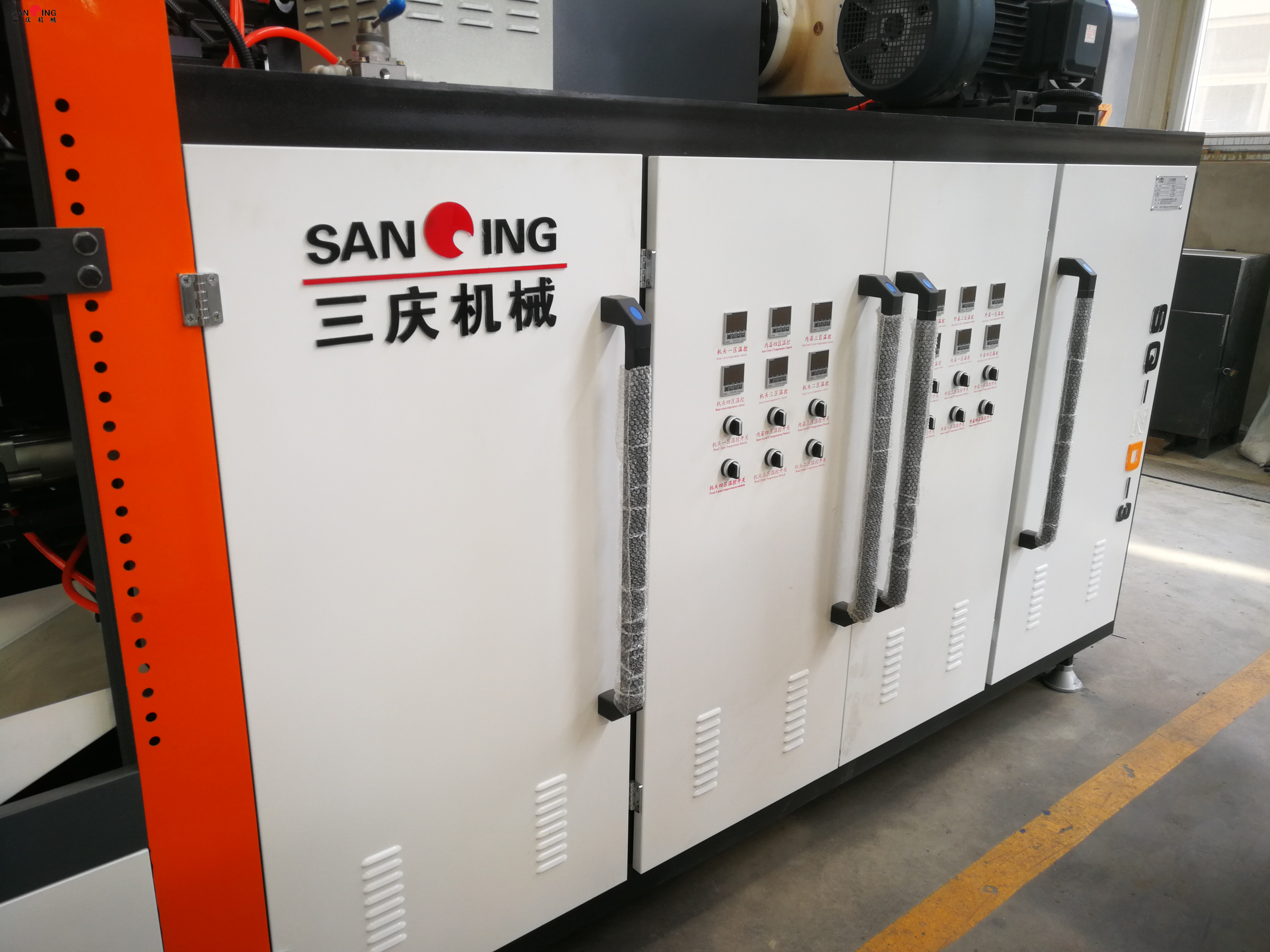 Fully Automatic High-volume Blow Molding Machine Is Suitable for Disinfectant Bottles